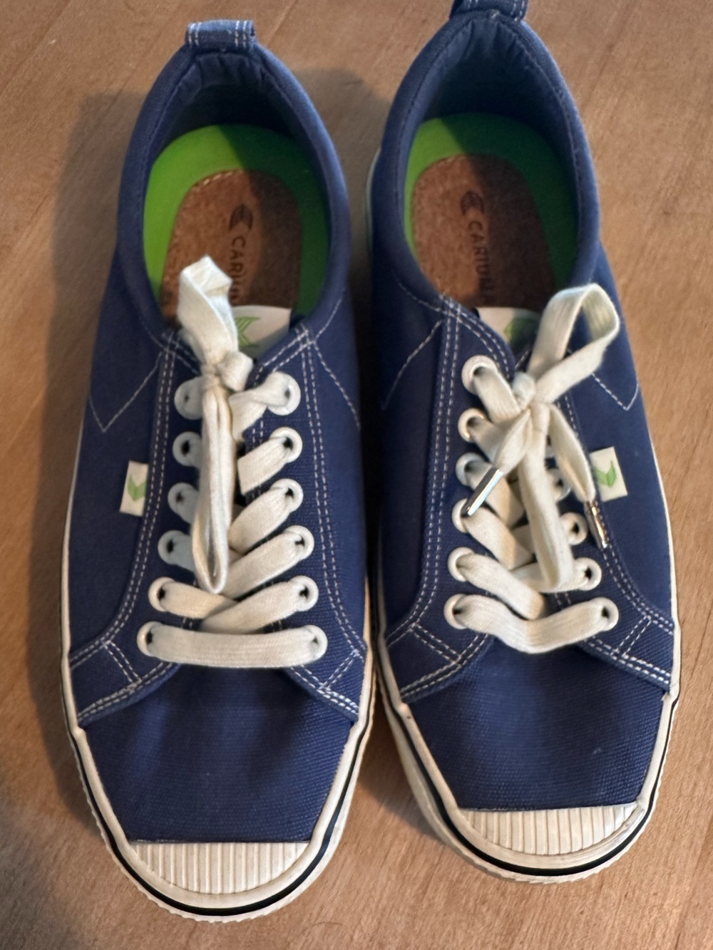 Cariuma Navy Canvas Low-Top Sneakers with White Laces